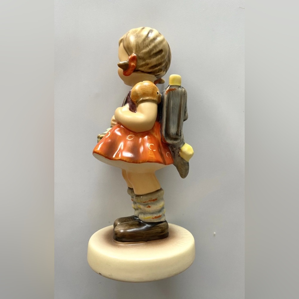GOEBEL HUMMEL School Girl figurine #81 antique “125” on her backpack COLLECTIBLE - Picture 4 of 13